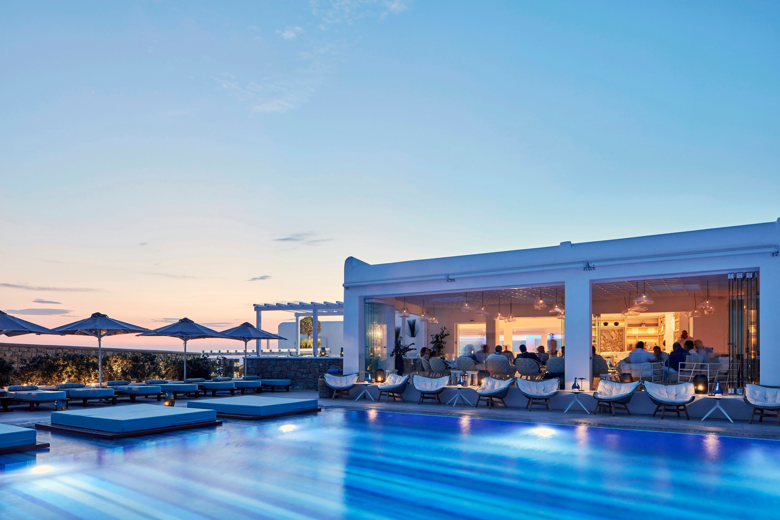 حوض السباحة