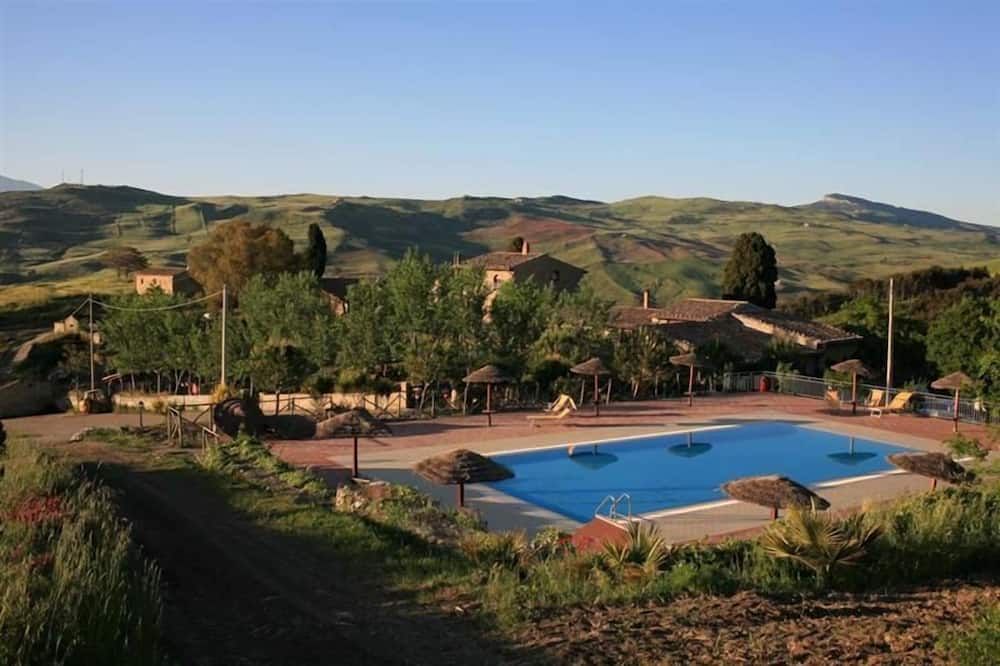 حوض السباحة