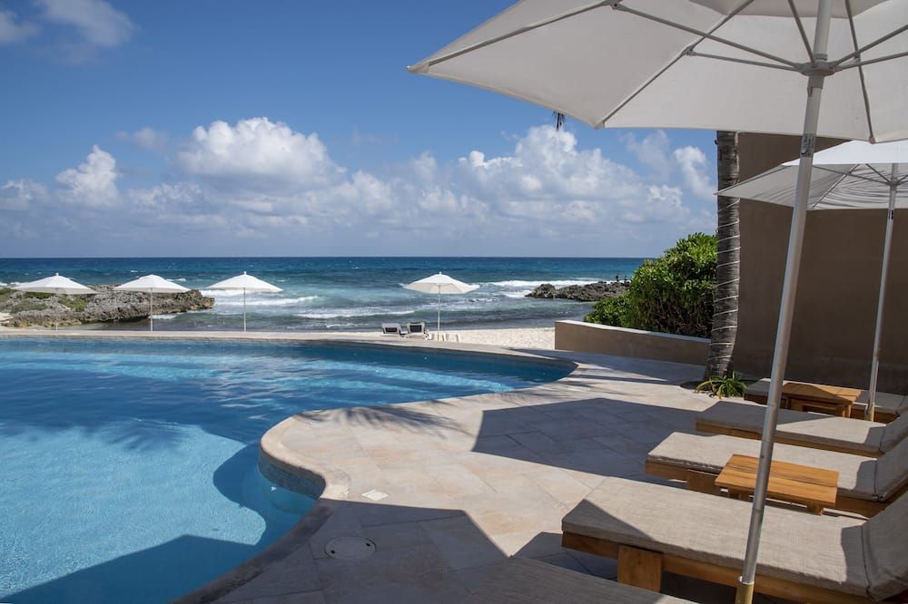 حوض السباحة