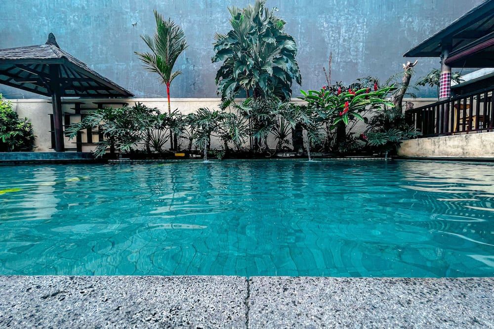 حوض السباحة