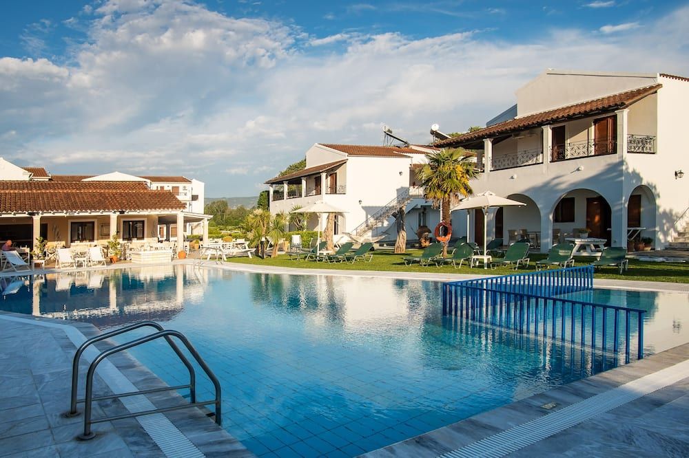 حوض السباحة