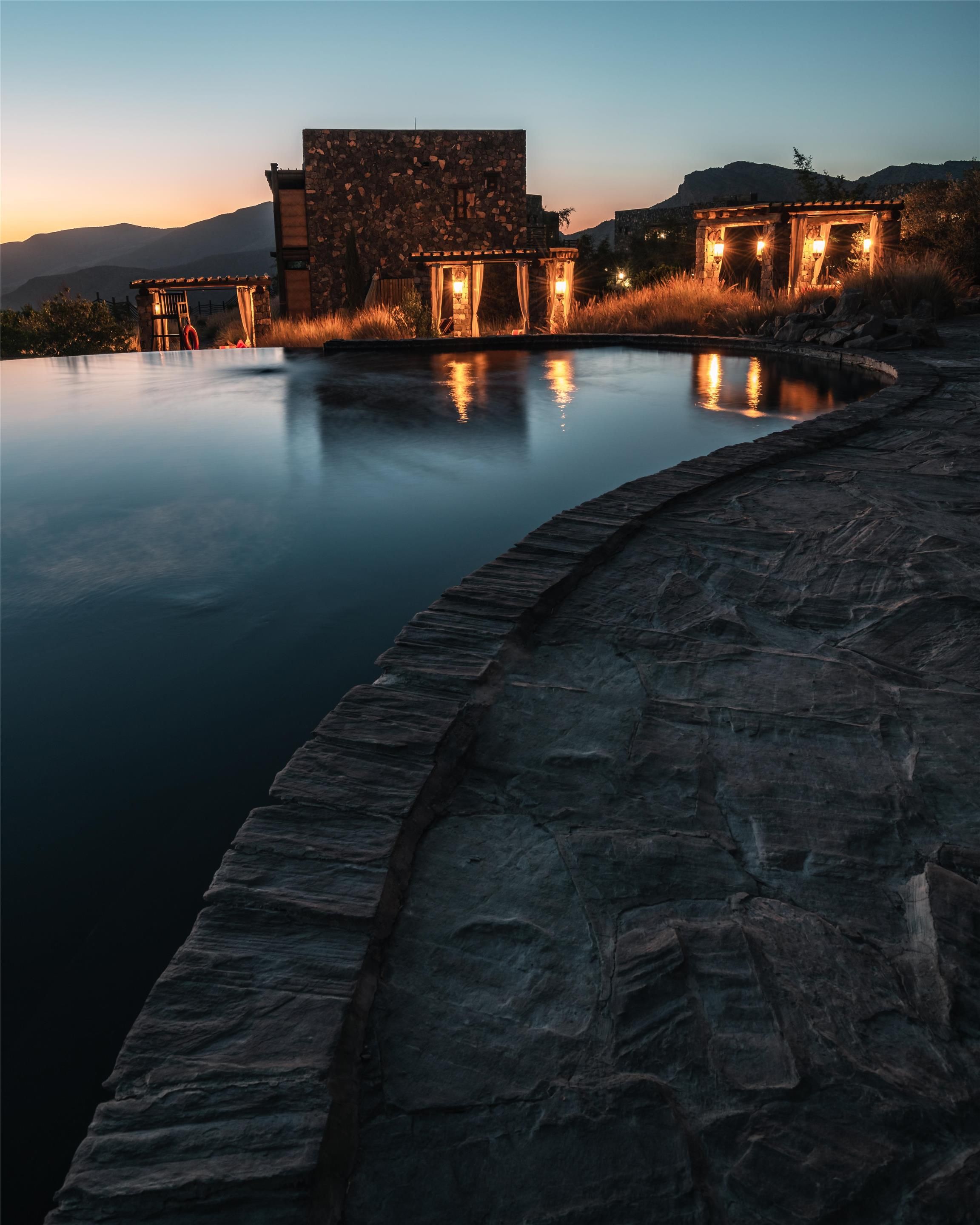 حوض السباحة