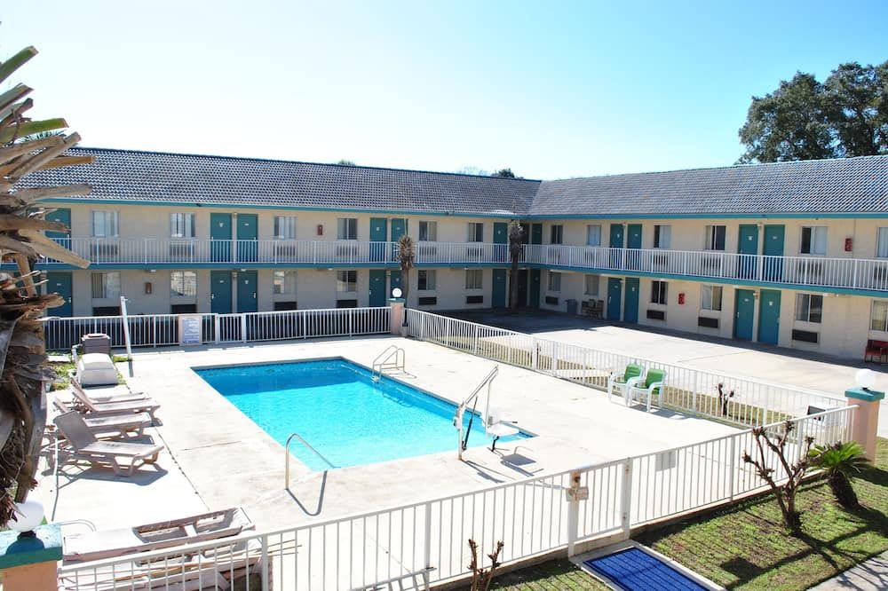 حوض السباحة