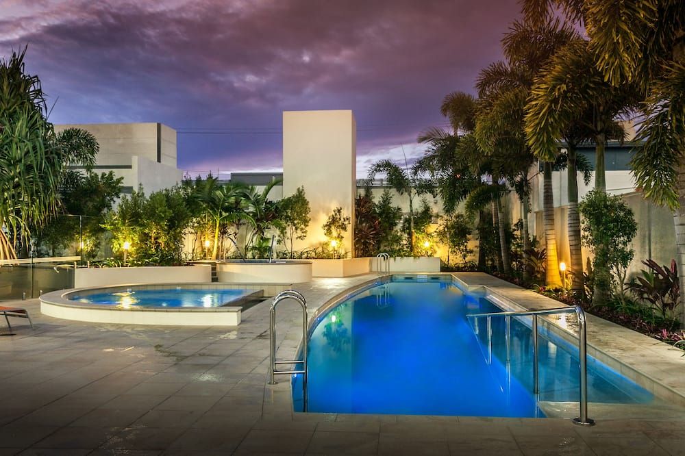 حوض السباحة