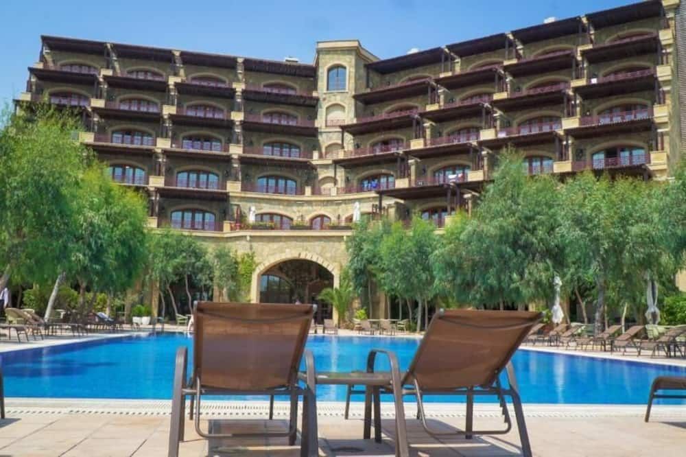 حوض السباحة