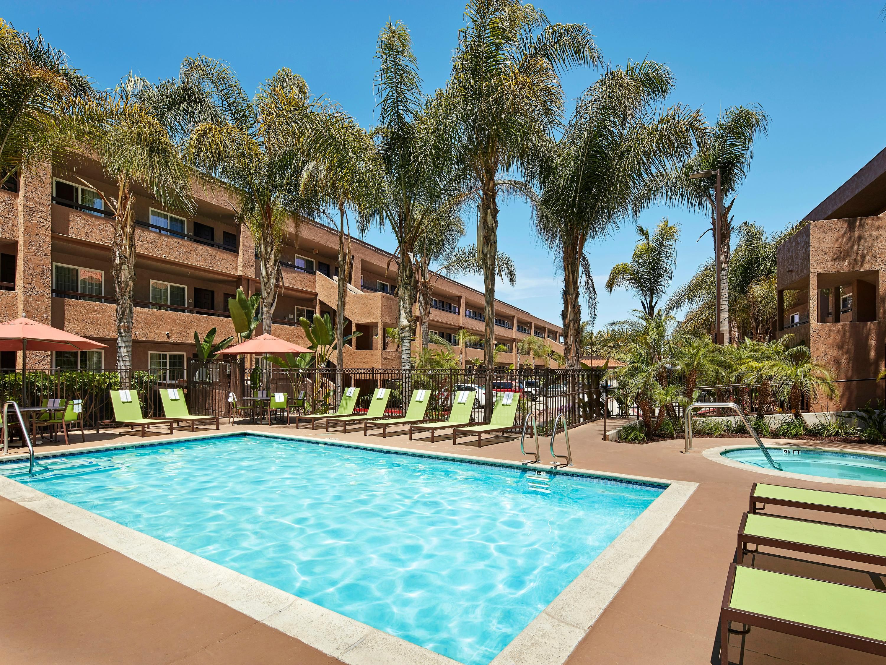 حوض السباحة