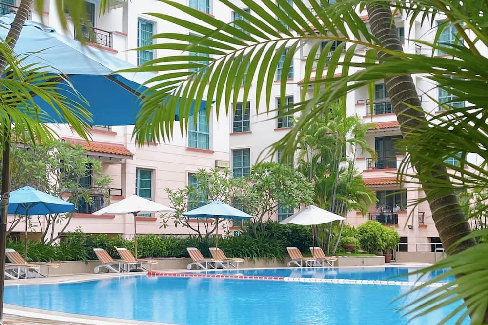 حوض السباحة