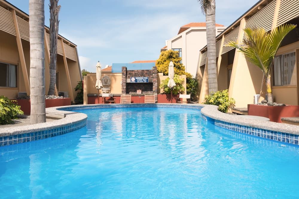 حوض السباحة