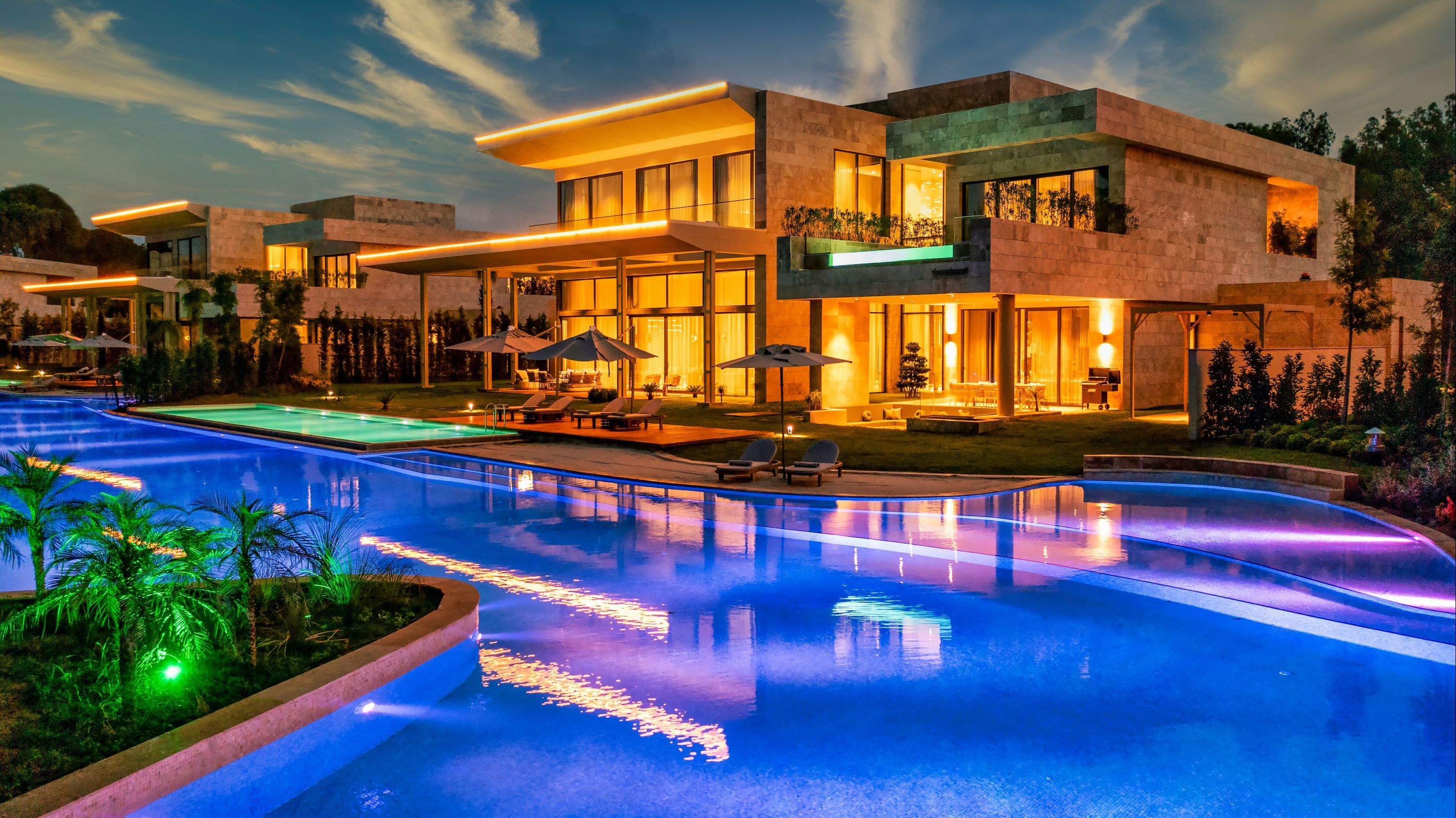 حوض السباحة