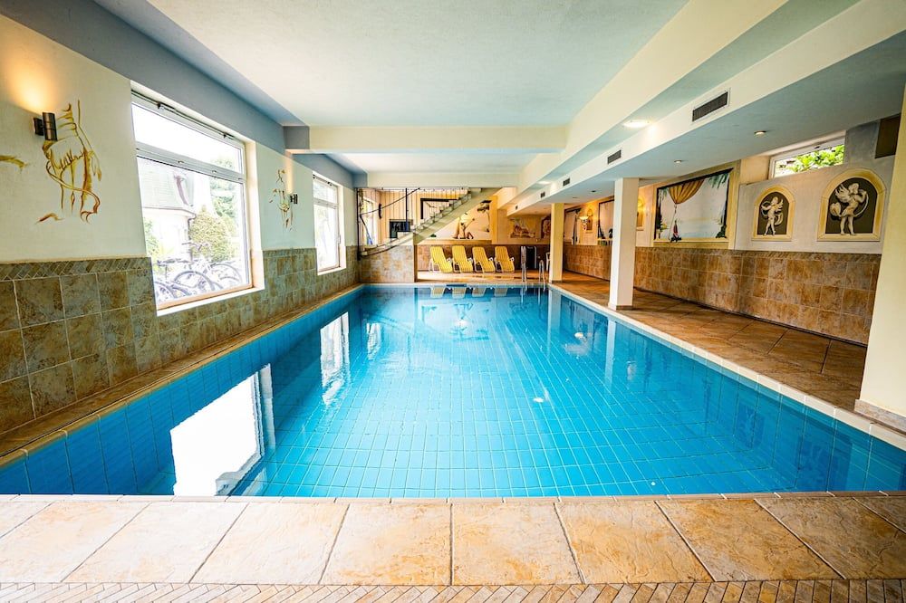 حوض السباحة