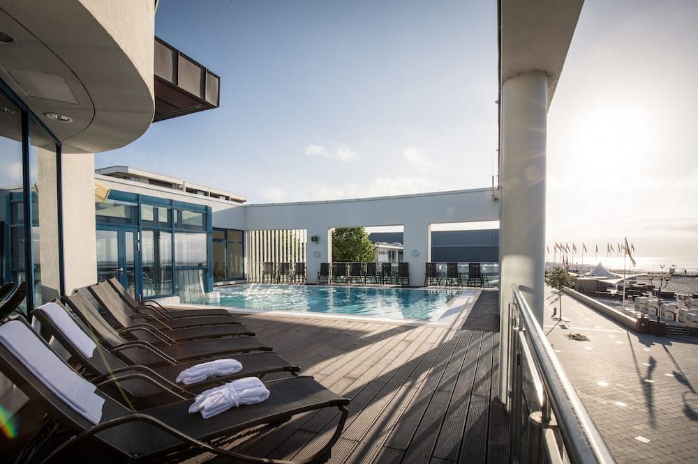 حوض السباحة