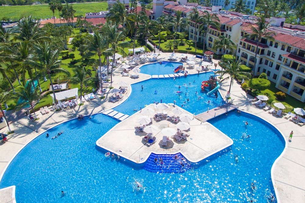 حوض السباحة