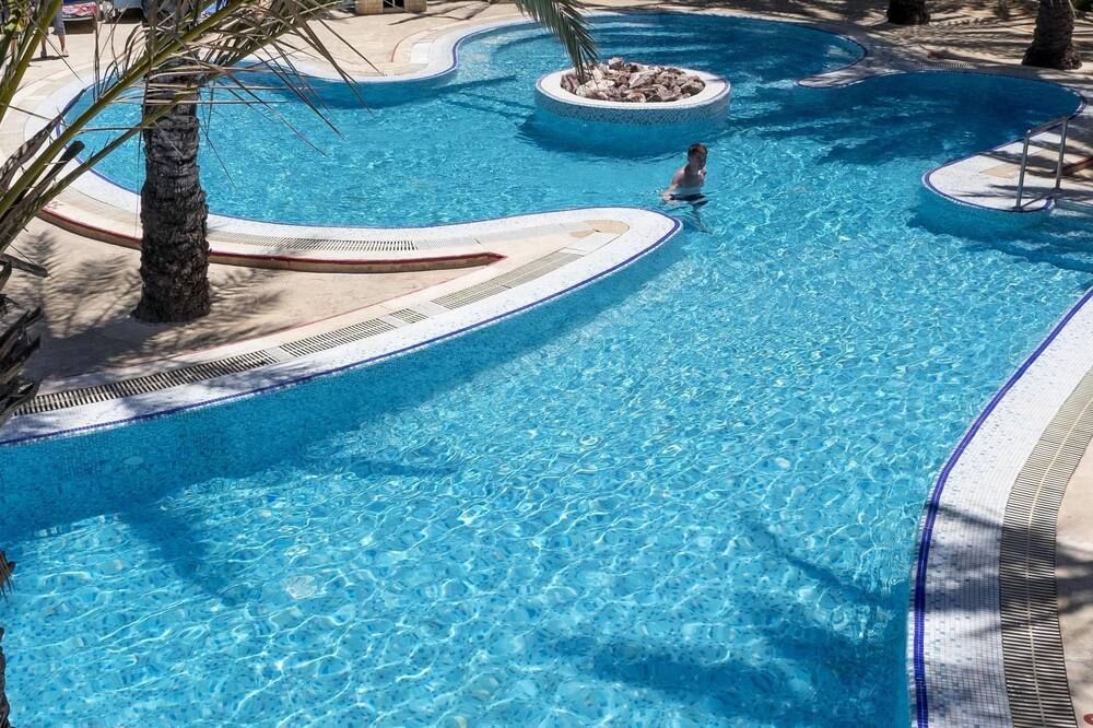 حوض السباحة