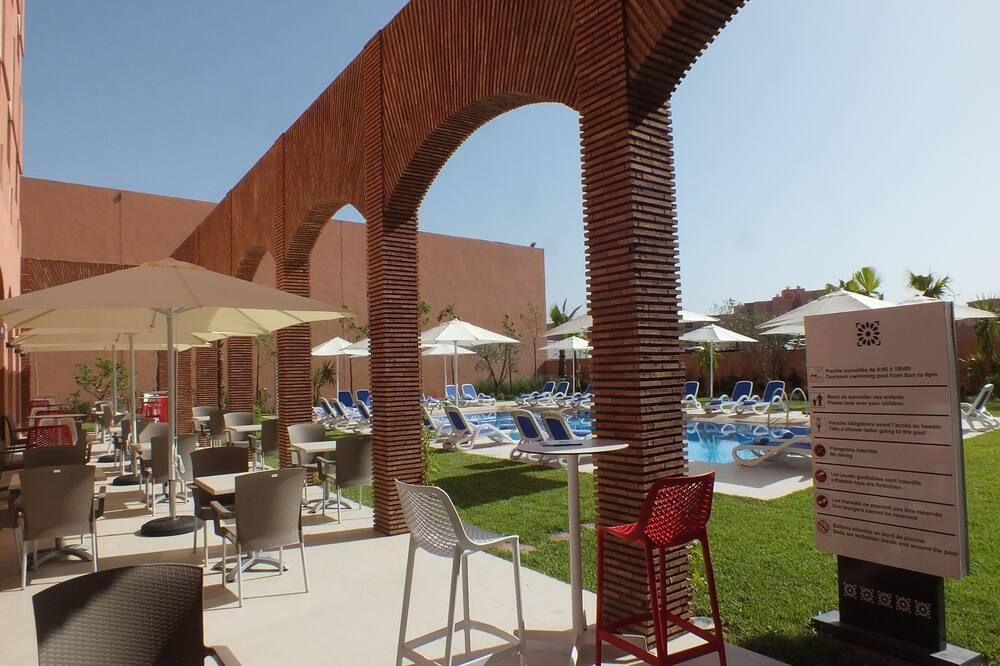 حوض السباحة