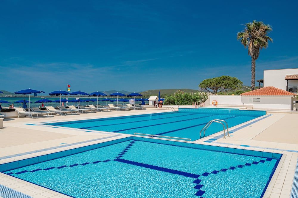 حوض السباحة