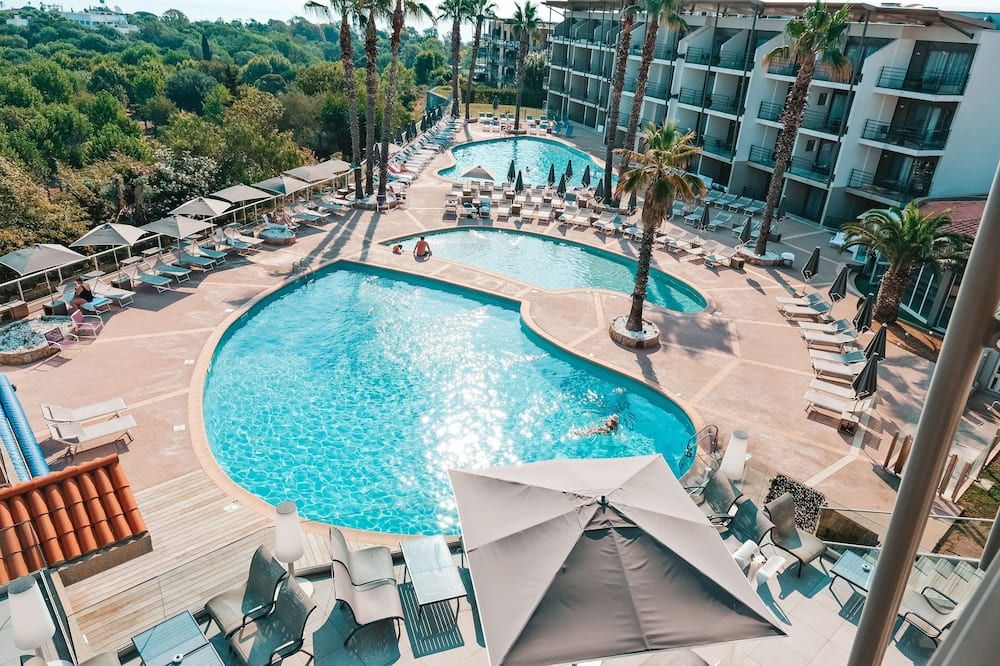 حوض السباحة