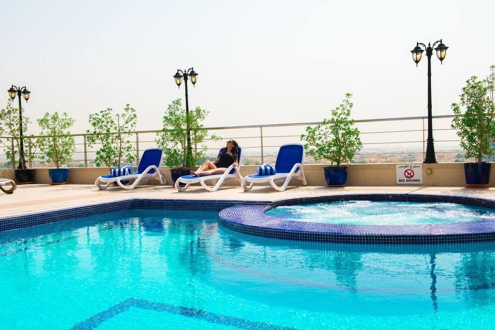 حوض السباحة