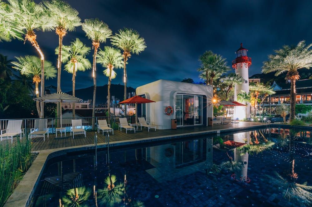 حوض السباحة