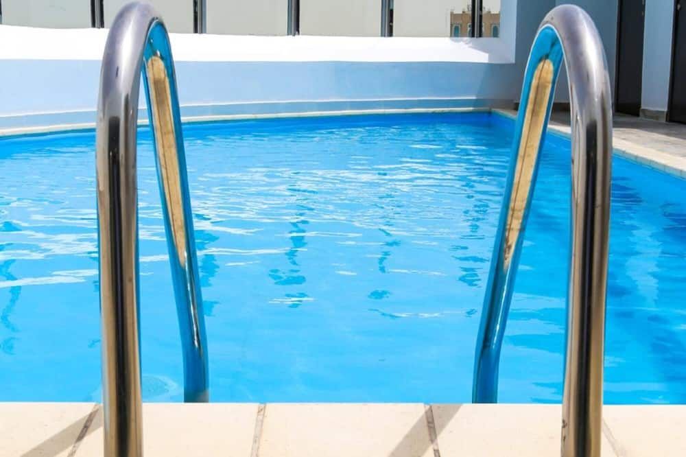حوض السباحة