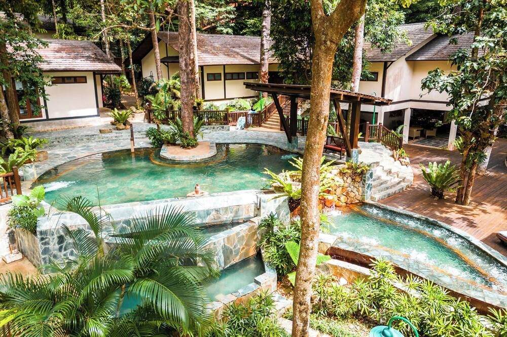 حوض السباحة