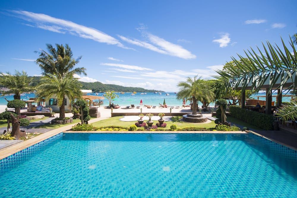 حوض السباحة