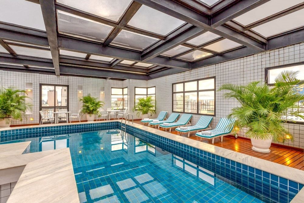 حوض السباحة