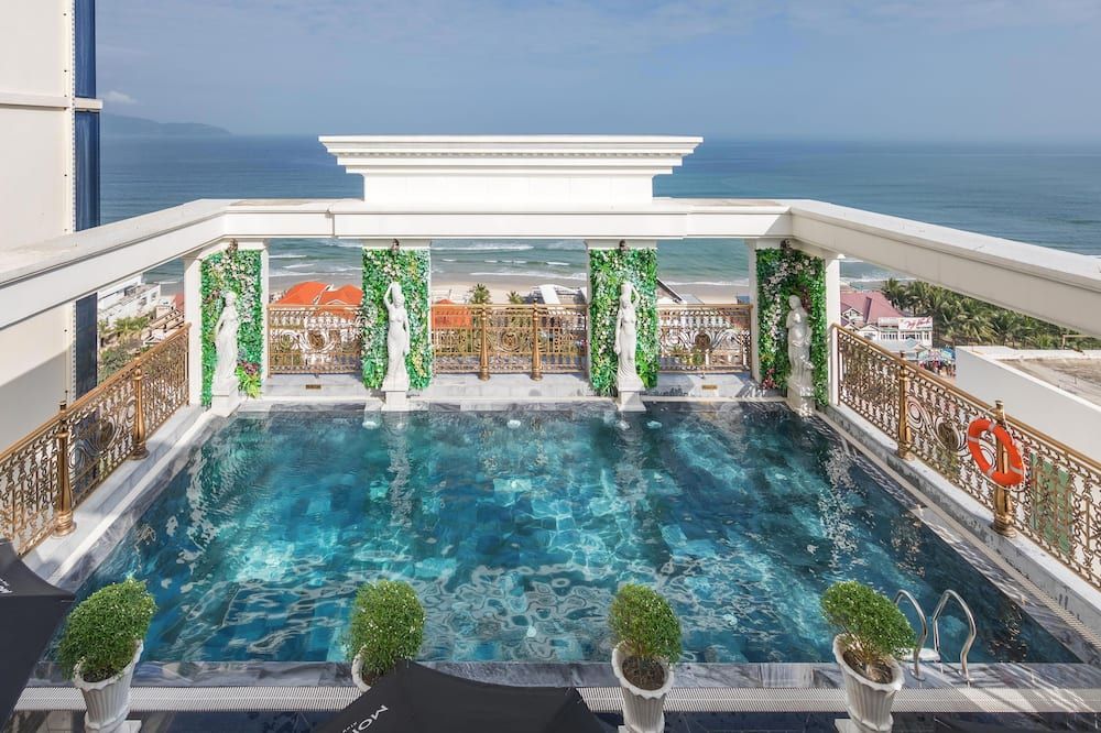 حوض السباحة