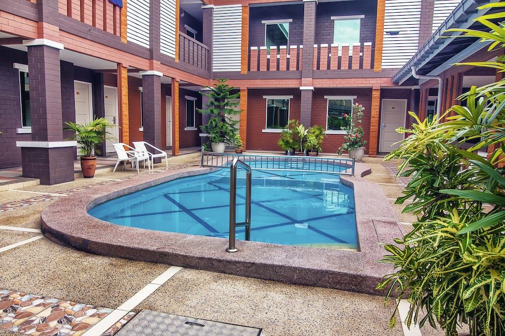 حوض السباحة