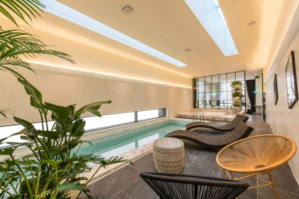 حوض السباحة