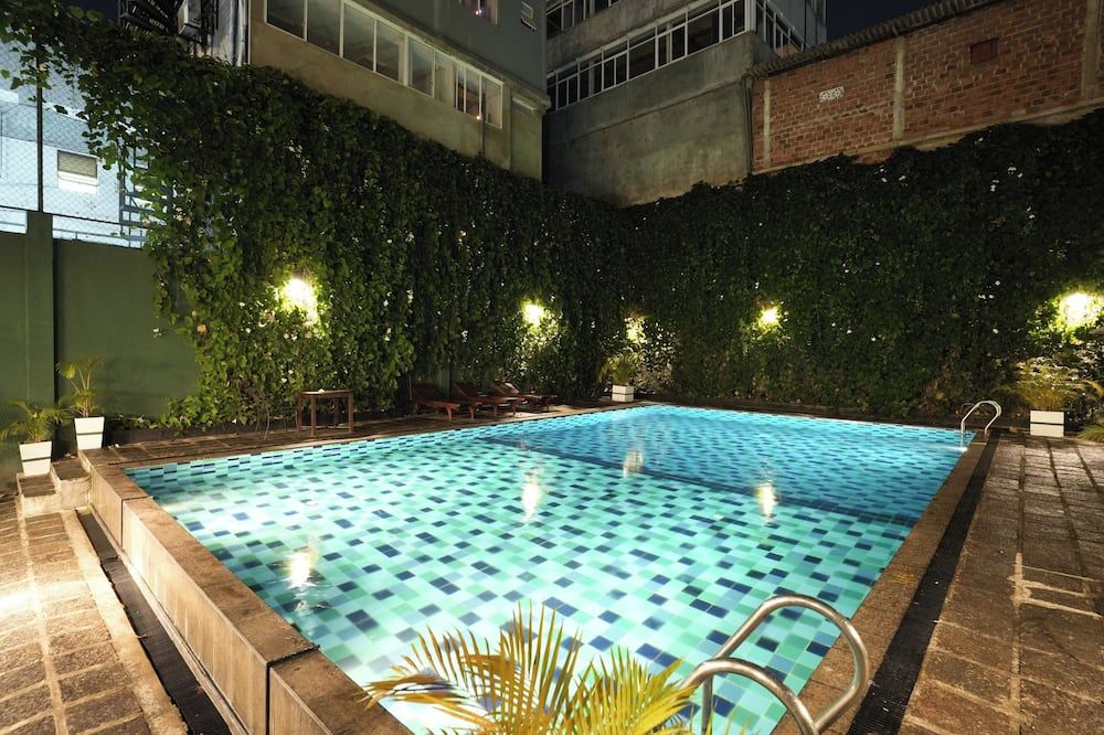 حوض السباحة