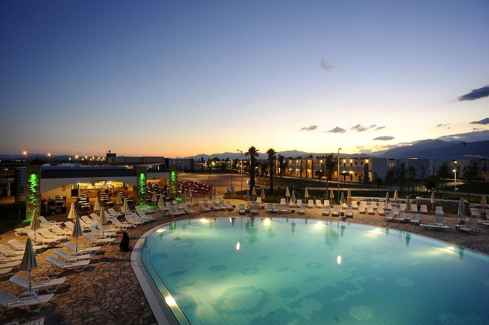 حوض السباحة