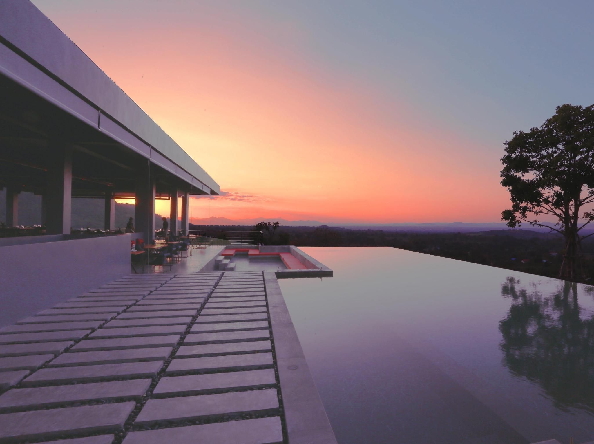 حوض السباحة