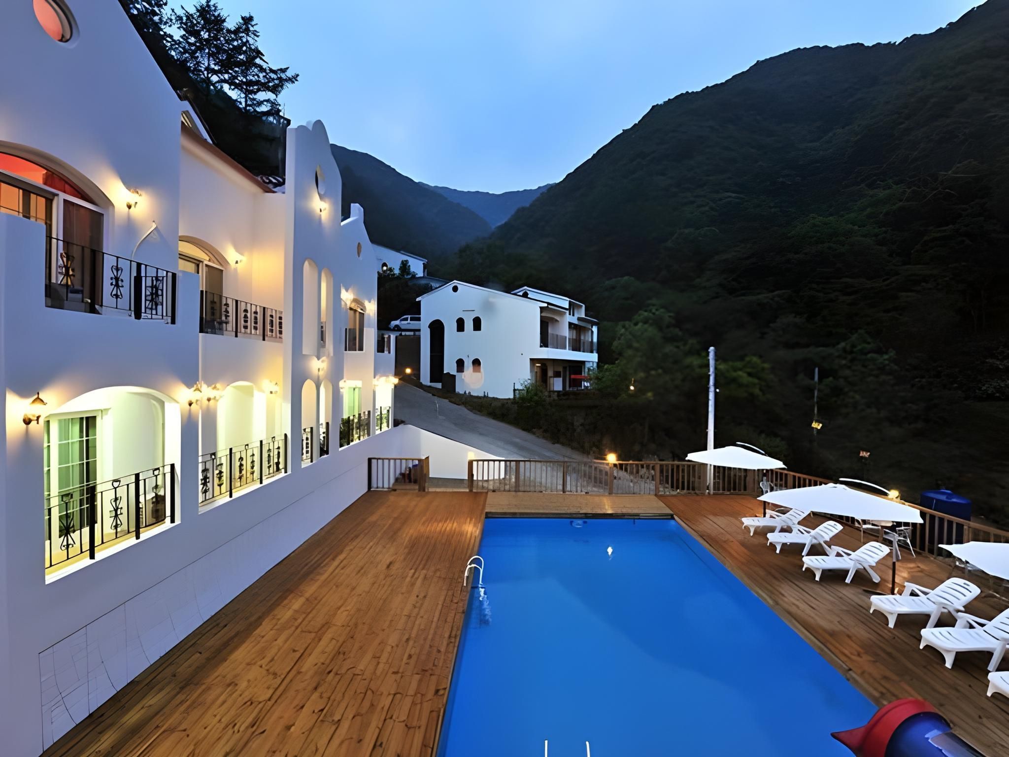 حوض السباحة