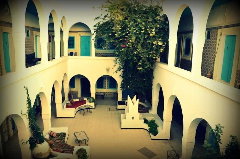 شرفة مرصوفة