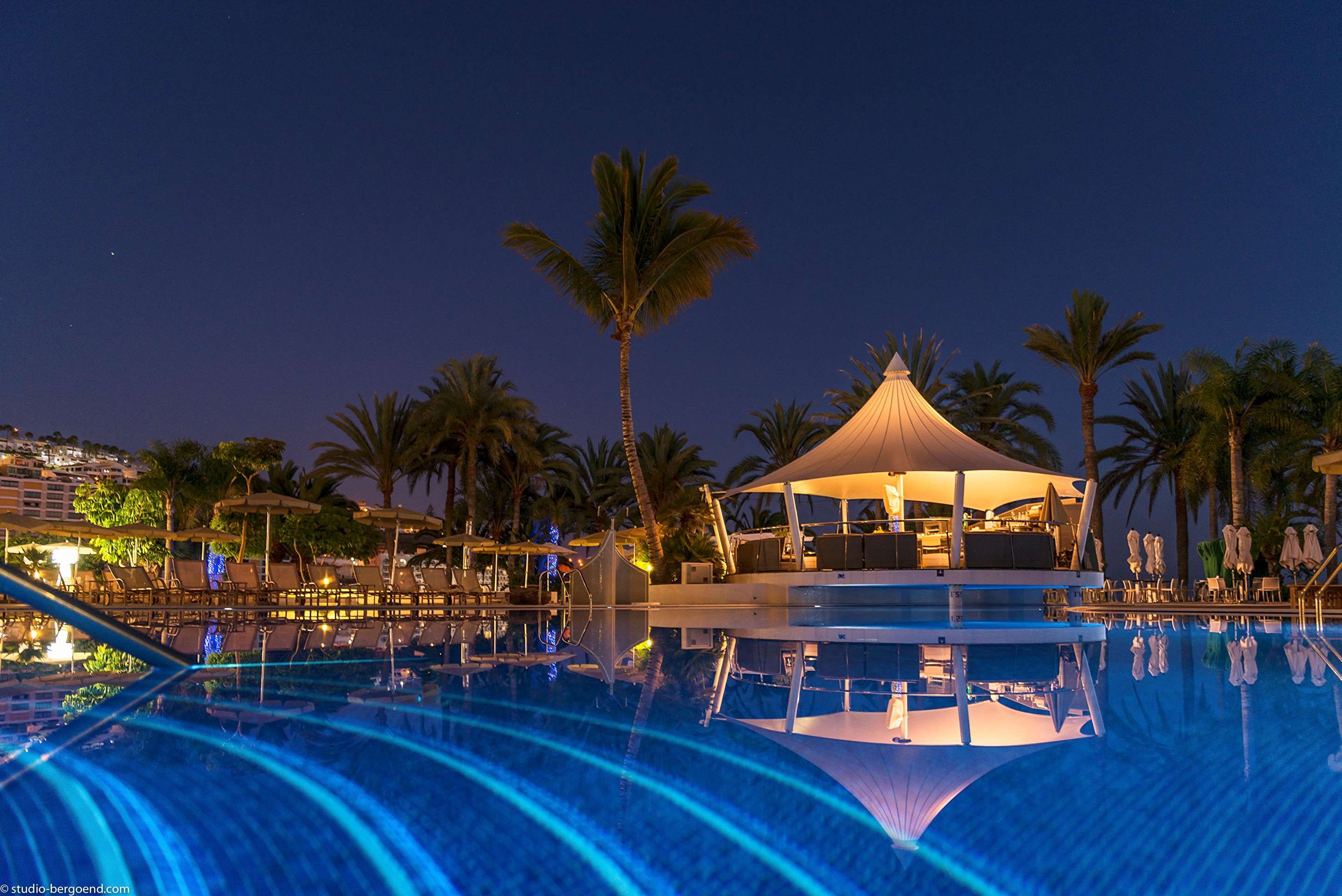 حوض السباحة