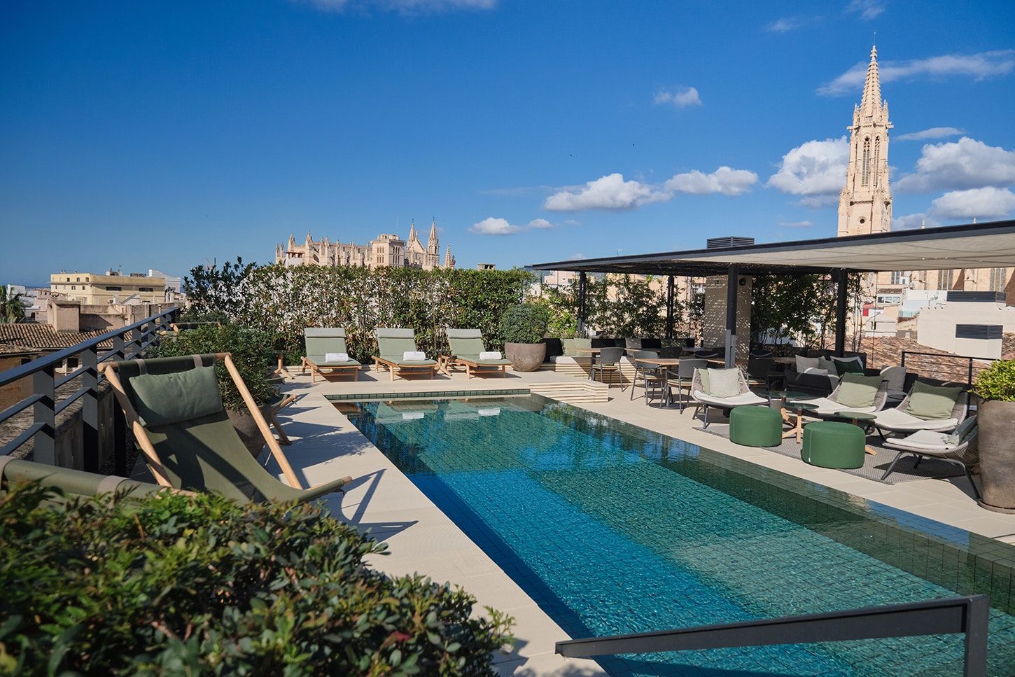 حوض السباحة