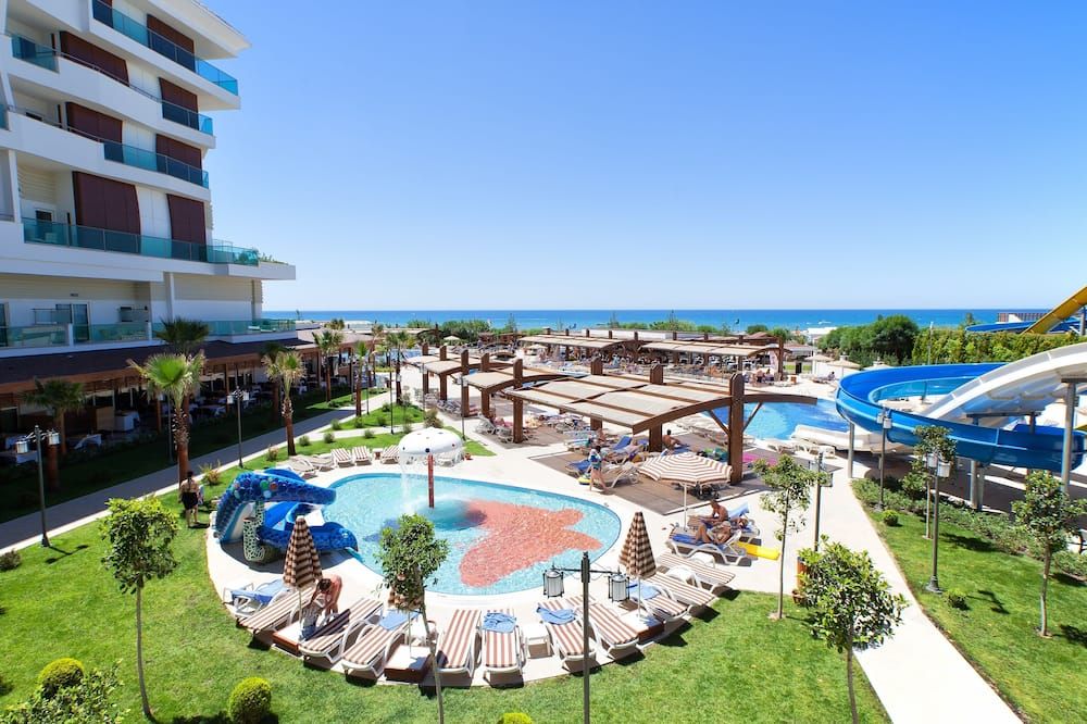 حوض السباحة