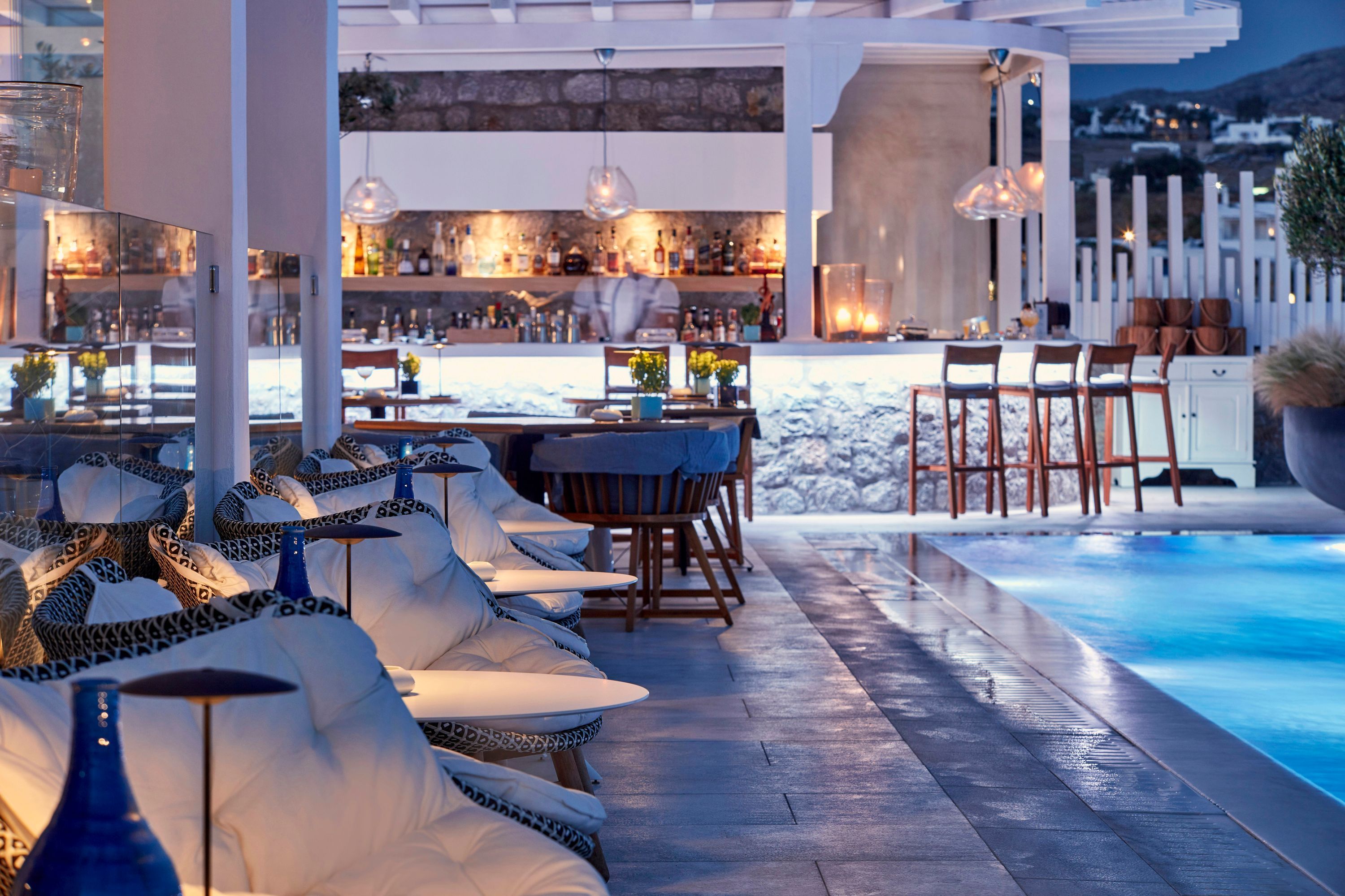 حوض السباحة