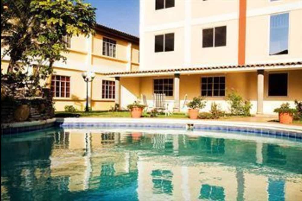 حوض السباحة