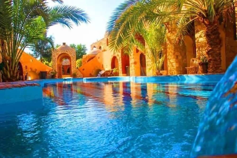 حوض السباحة صورة