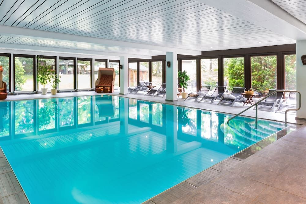 حوض السباحة