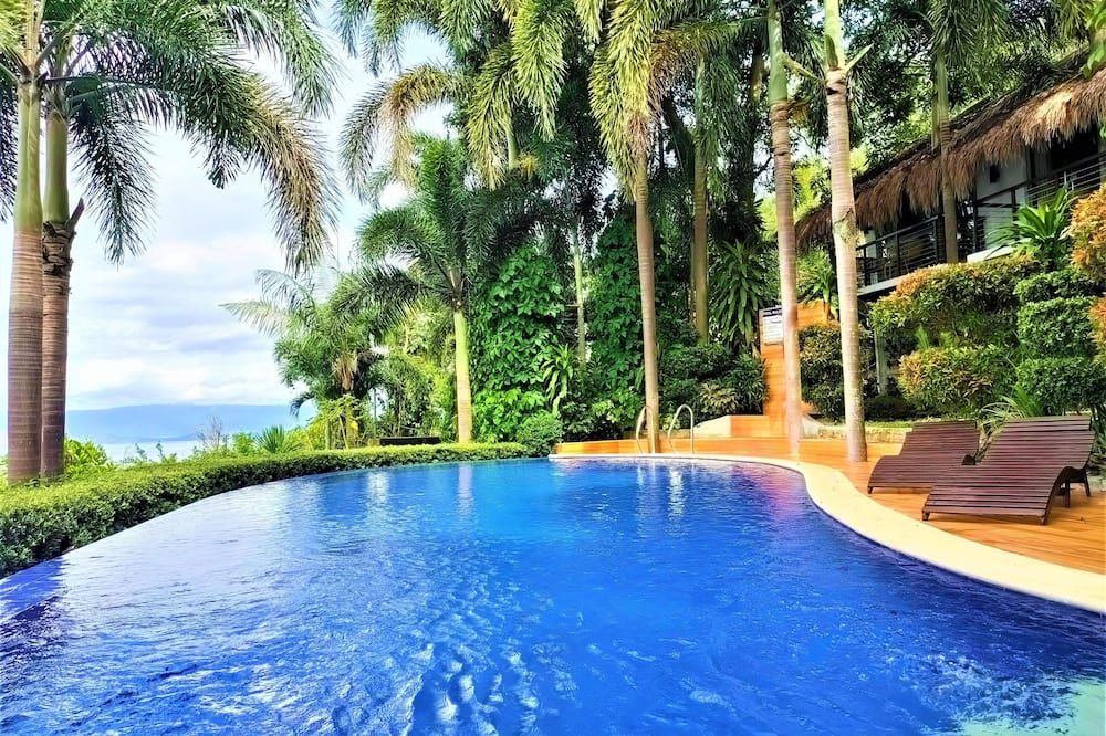 حوض السباحة