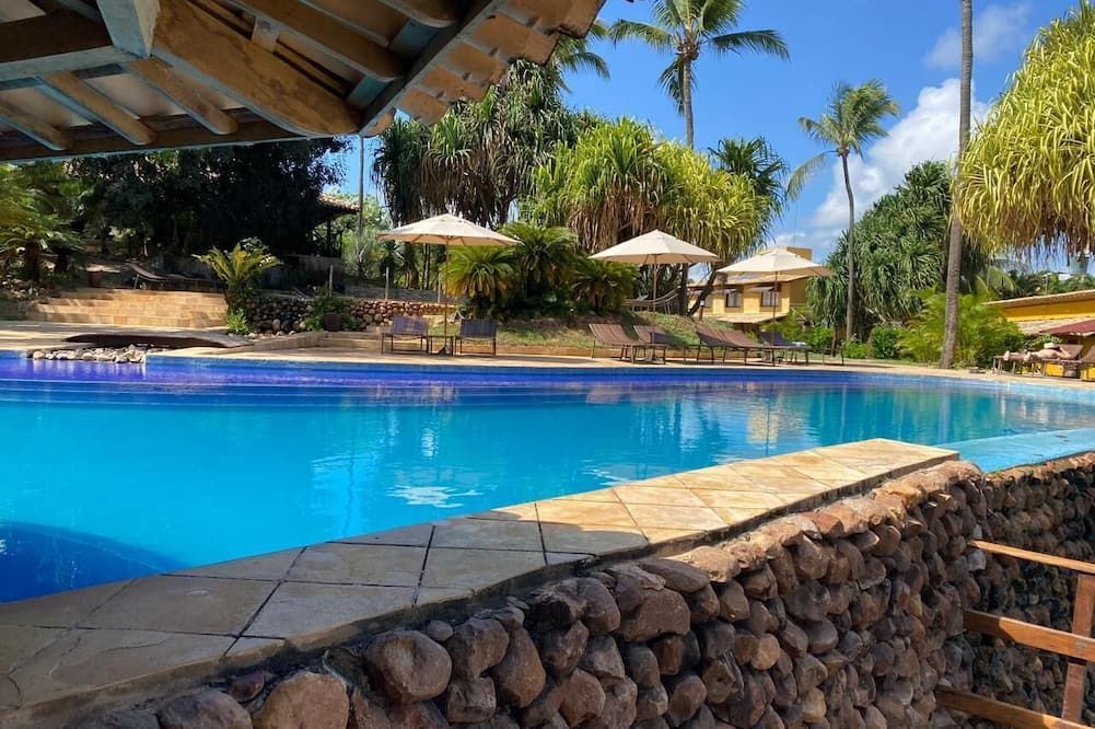 حوض السباحة