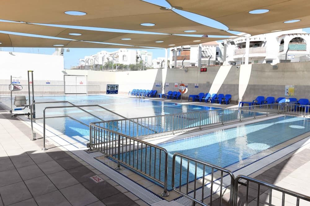 حوض السباحة