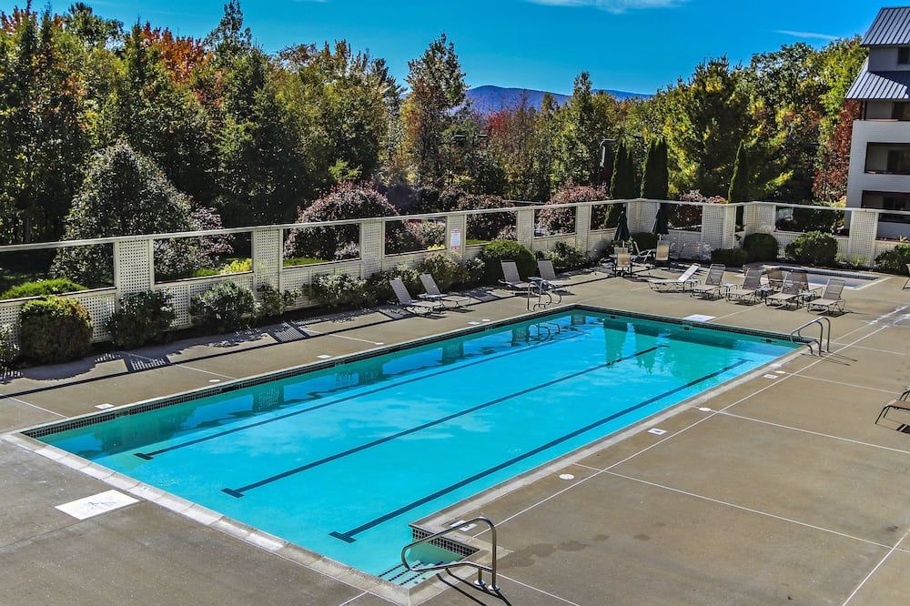 حوض السباحة