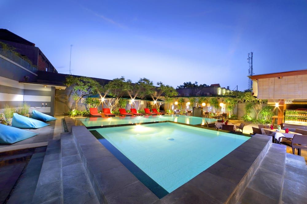 حوض السباحة