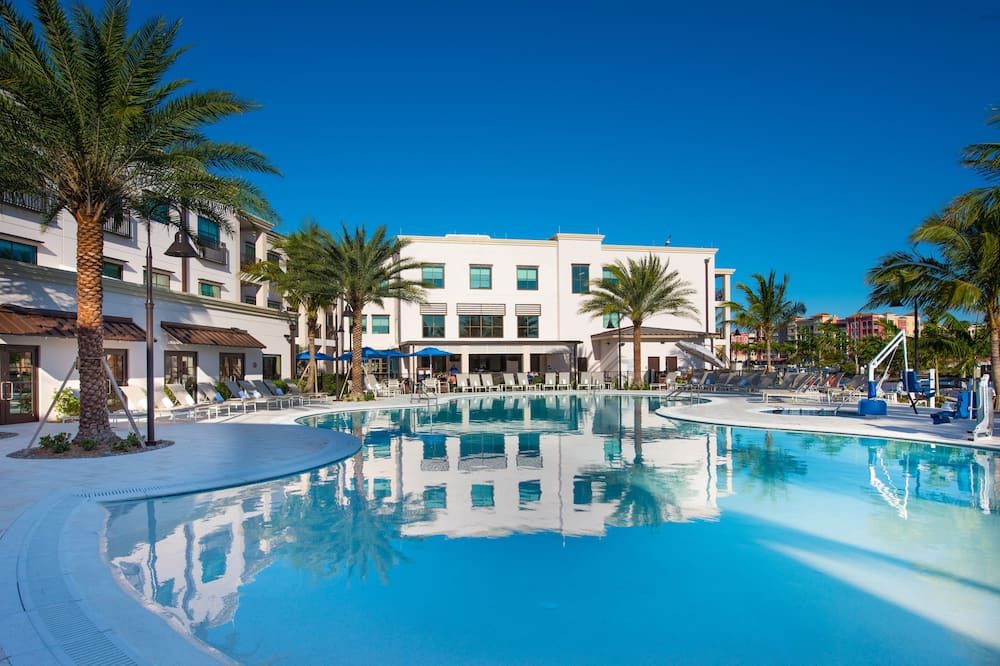 حوض السباحة