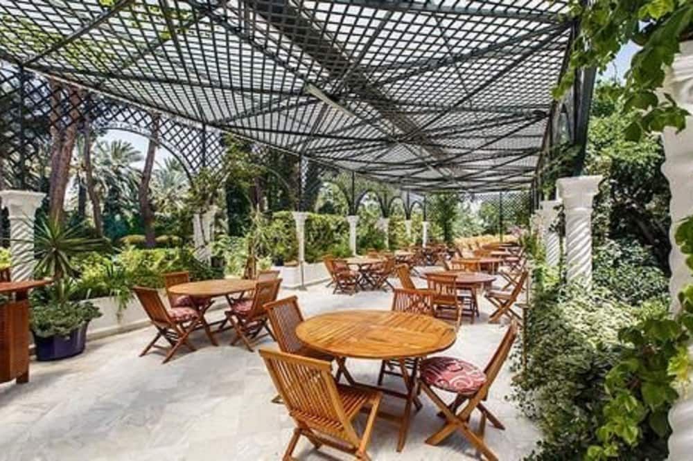 شرفة مرصوفة