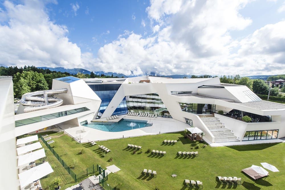 حوض السباحة