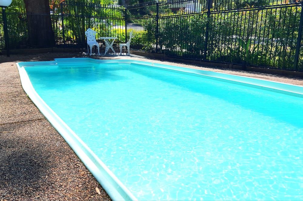 حوض السباحة